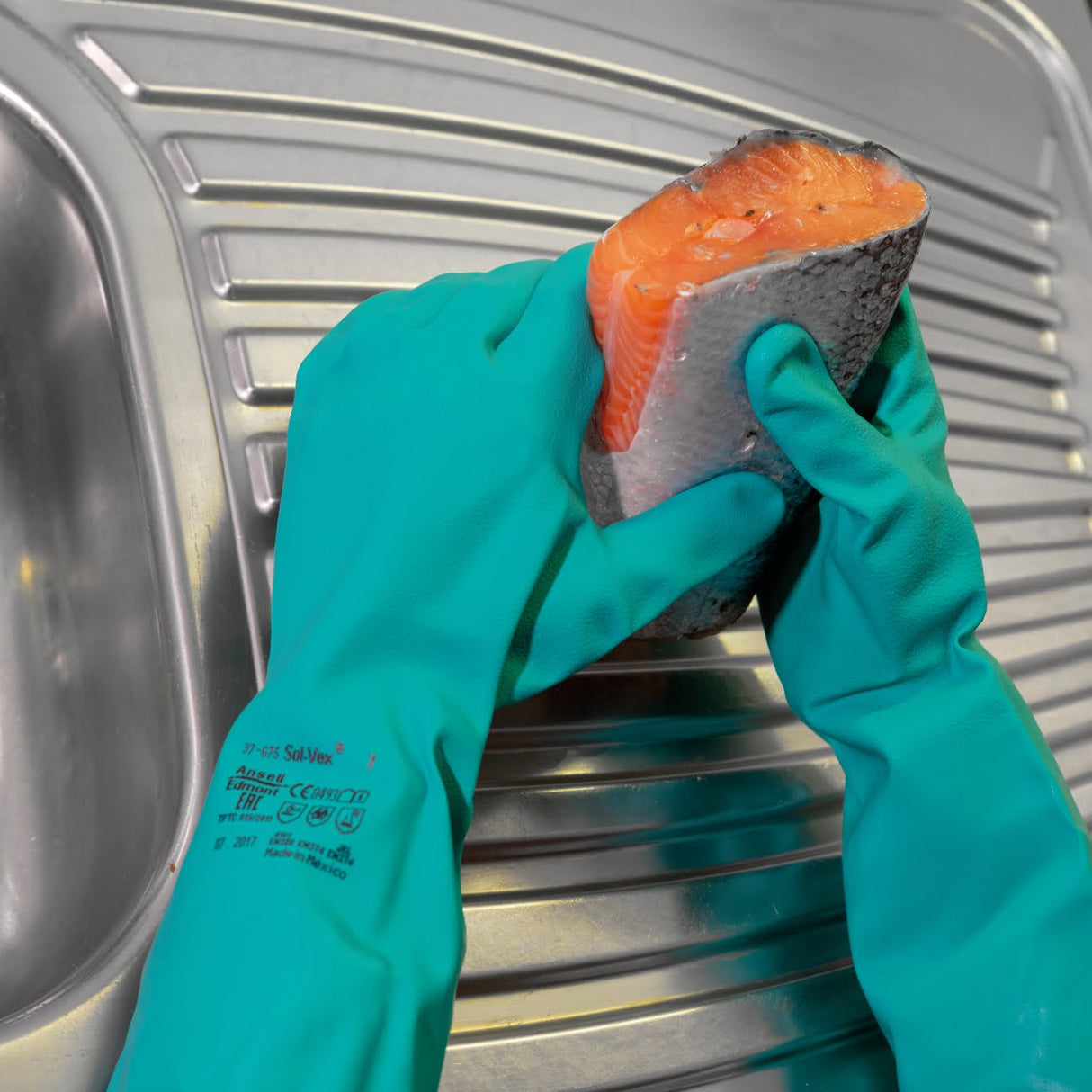 Manusi de lucru din amestec special de nitril sanitizat ANSELL 37-675 - sefira.ro