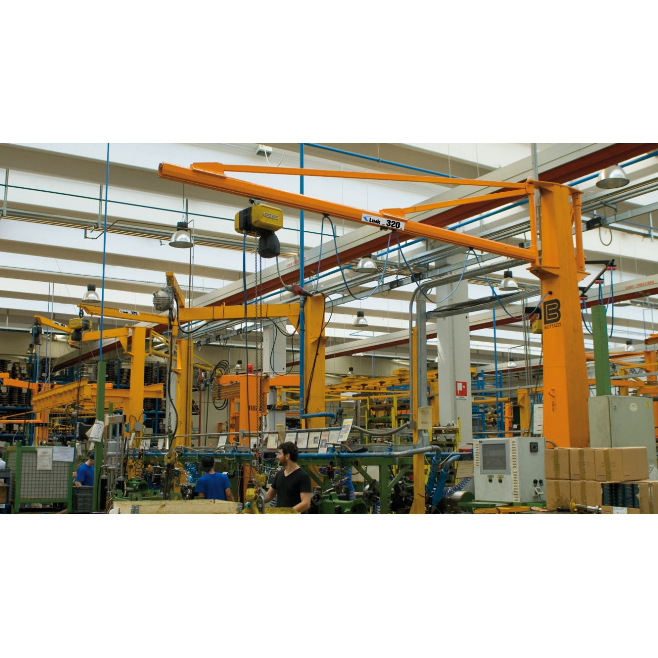 JIB cranes mounted on profile columns are GIS SYSTEM KB B-HANDLING