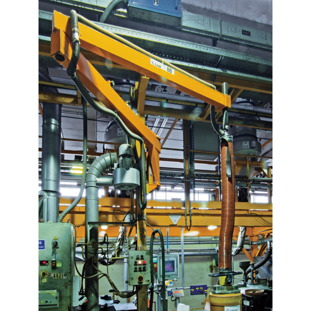 Wall-mounted articulated boom cranes B_HANDLING