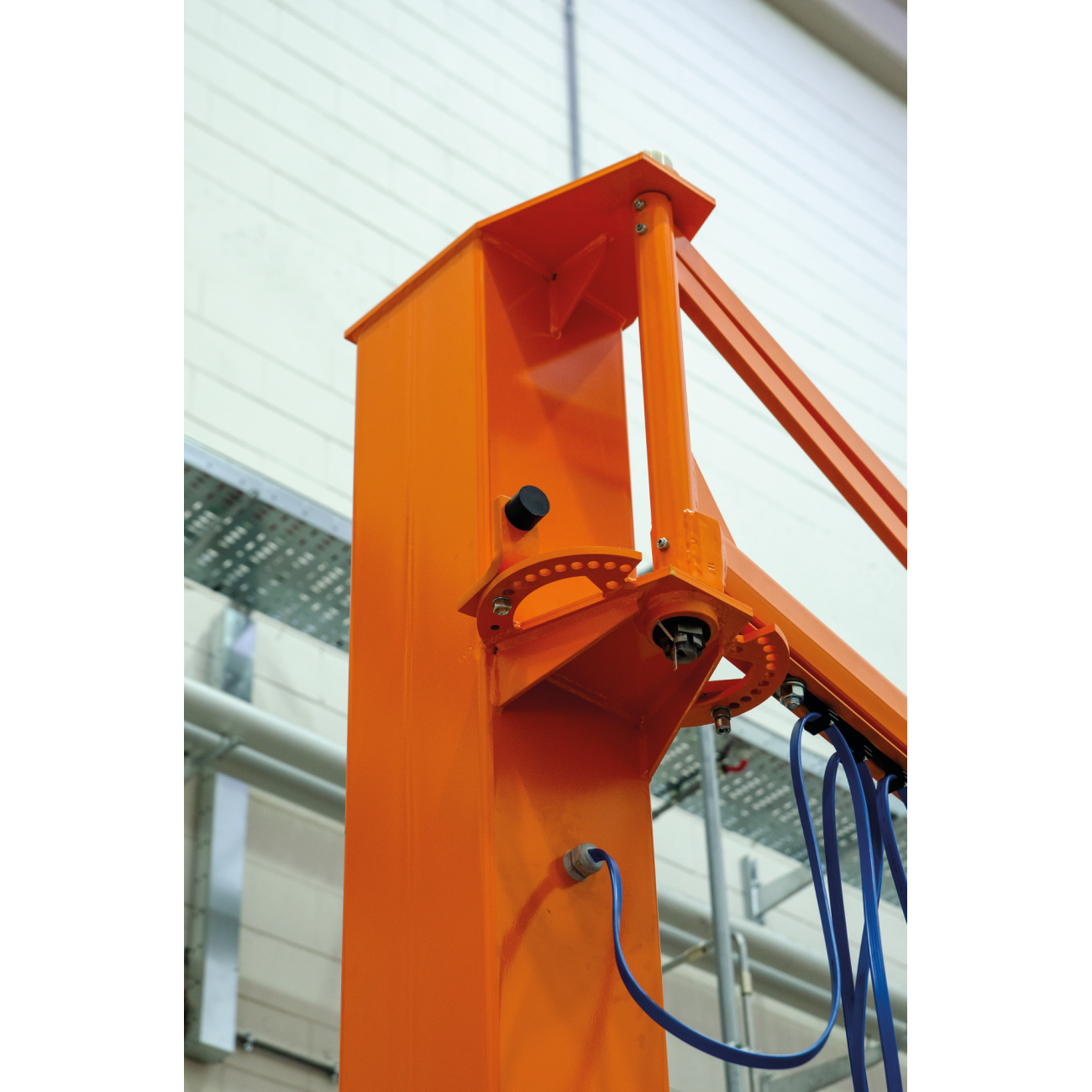 JIB cranes mounted on profile columns are GIS SYSTEM KB B-HANDLING