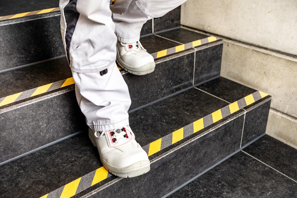 247 bandă anti-alunecare neagră 50mm x 15m - sefira.ro