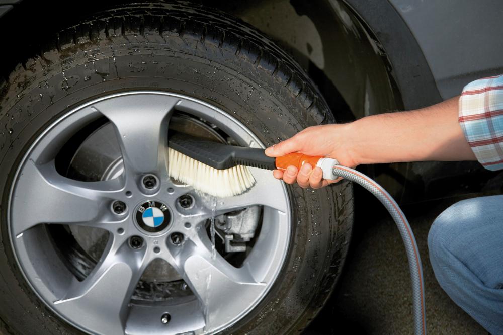 Perie de spalat 987-20, mica, peri de plastic, cu racord la furtun de apa, GARDENA - sefira.ro