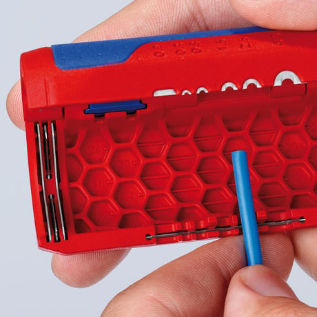 Dispozitiv de taiat teava ondulata TwistCut, Ø13-32mm, si lama dezizolare 0.2-4mm, 90 22 02 SB, KNIPEX - sefira.ro